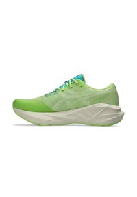Scarpe da corsa verde chiaro con una tomaia in mesh traspirante, lacci blu e una suola off-white texturizzata. Presentano un design elegante e curvo.