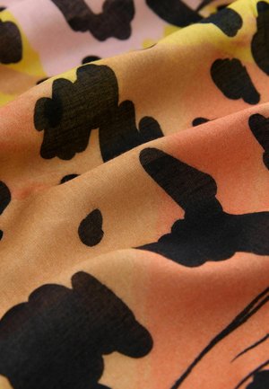 Vícebarevná látka s leopardím vzorem; obsahuje odstíny oranžové, růžové a černé. Měkká textura s plynulým splýváním.