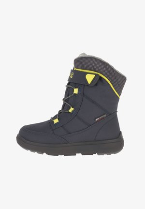 Bota de invierno de un oscuro azul marino con parte superior sintética, acentos en amarillo y un cuello con lunares grises. Cuenta con una suela duradera y un cierre de cordones ajustable.