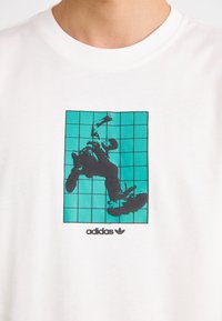 adidas Originals TEE - Μπλουζάκι με στάμπα - white