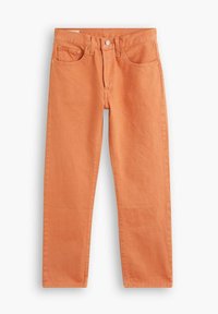 Jean en denim orange avec une coupe droite, doté de deux poches avant, d'une petite poche à monnaie, et de ferrures dorées contrastantes. Texture lisse.