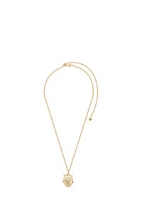 Zlatý náhrdelník s jemným retiazkom, ktorý obsahuje oválny prívesok. Prívesok má modrý akcent a vygravírované vzory na textúrovanej ploche.