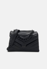Sort læderhåndtaske med et chevron-design, en sort kædetraspe og magnetlukning. Kompakt form med en struktureret overflade.
