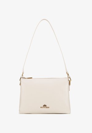 Borsa a tracolla in pelle crema con una superficie liscia, dettagli in metallo dorato e chiusura a zip. Presenta una sola tracolla regolabile e un logo.