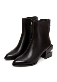 Stivaletti neri alla caviglia con finitura in pelle liscia, punta appuntita, zip laterale e tacco a blocco con un design geometrico.