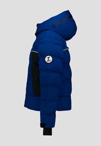 Blaue gesteppte Winterjacke mit Kapuze, schwarzen Seitenteilen, Reißverschlusstasche an der Kapuze und JOTT-Logo-Patch am linken Ärmel.