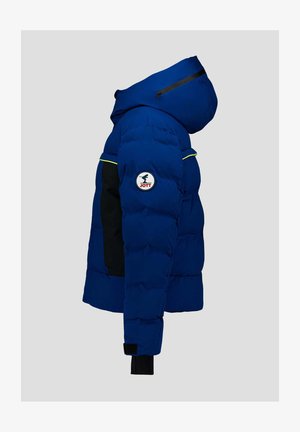 Blauwe gewatteerde winterjas met capuchon, zwarte zijpanelen, ritssluitingzak op de capuchon en JOTT-logo op de linkermouw.