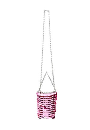 Borsa a tracolla con forma rettangolare, caratterizzata da squame rosa e rosa scuro. Tracolla in catena argentata, texture lucida e nessun motivo aggiuntivo.