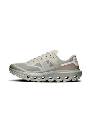 Hellbeiger und grauer Sportschuh mit perforierter Sohle, Mesh-Obermaterial, Schnürsenkeln und Markenlogo an der Seite und Ferse.