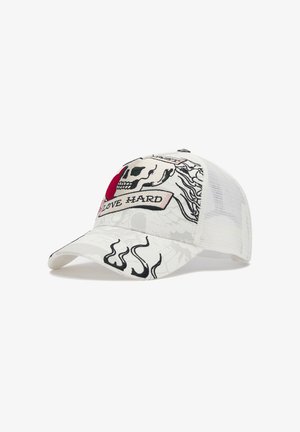 Weiße Baseball-Kappe aus Mesh mit Totenkopf-, Flammen- und Herzgrafik und dem Text „"LOVE HARD"“ auf dem Frontpanel und Schirm.