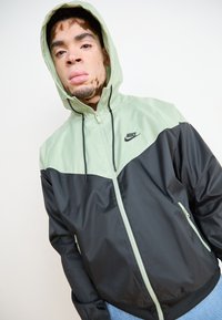 Nike Sportswear Vetrovka - black/jade horizon