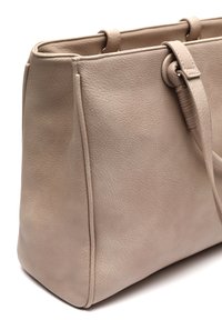 Beige läder tote väska med strukturerad form, ovandelshandtag och texturerad yta. Dubbel sidostygnsdetaljer ger en förfinad finish.