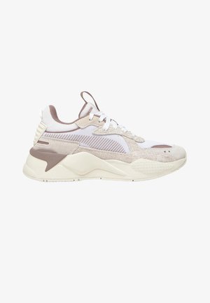 Sneaker basse beige chiaro e bianco con lacci bianchi, pannelli in mesh e camoscio, e una suola spessa in gomma testurizzata.