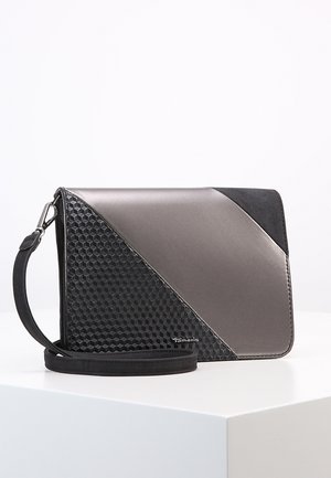 Rektangulær sort og grå clutch med geometrisk tekstureret design og aftagelig sort håndledsrem på hvid overflade.