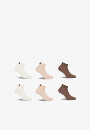 Six chaussettes montant jusqu'aux chevilles en trois couleurs : blanc, beige et marron, disposées en deux rangées de trois sur un fond blanc.