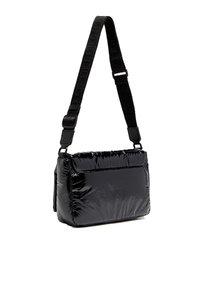 Borsa a spalla nera, imbottita, con finitura lucida, tracolla regolabile e tasca con patta. Design quadrato con dettagli di cucitura distintivi.