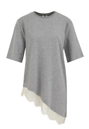 Haut gris à manches courtes avec un col rond et un ourlet asymétrique orné d'une bordure en dentelle blanche sur le bord inférieur.