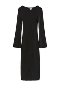 Černé šaty z hladkého rib upletu s dlouhými zvonovými rukávy, kulatým výstřihem a přiléhavým střihem. Látka se zdá být měkká s jemnou texturou.