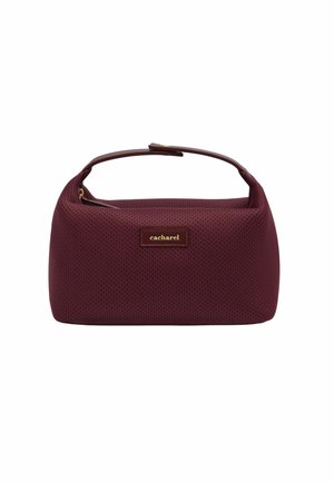 Borsa a tracolla di colore mogano con chiusura a zip e una maniglia corta. Presenta una forma rettangolare e un accento del logo dorato sulla parte anteriore.