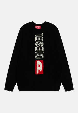 Maglione nero a maniche lunghe con testo verticale bianco "DIESEL" e un logo quadrato rosso con la lettera bianca "D" al centro davanti.