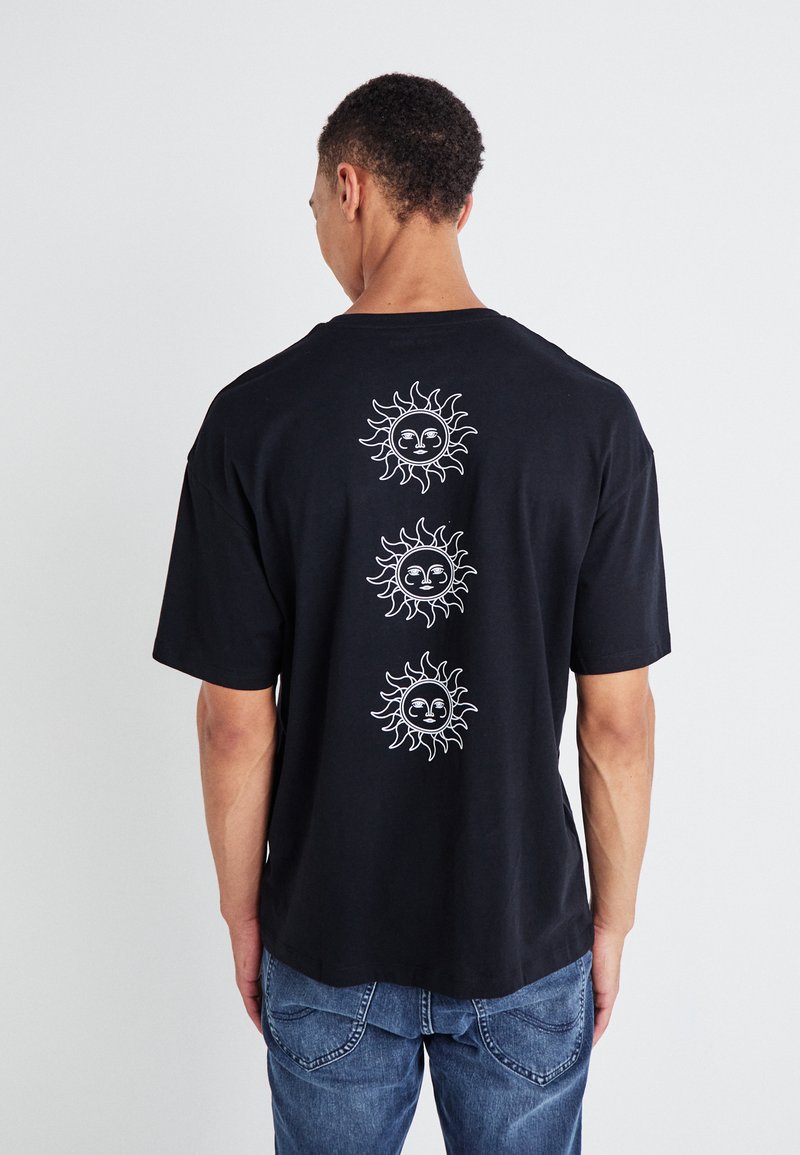 Jack & Jones JJMYSTIC TEE CREW NECK - Potiskana majica - black