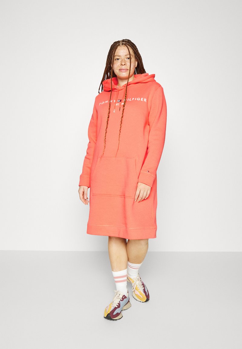 Tommy Hilfiger Curve HOODIE DRESS Jurk coral blossom/oranje