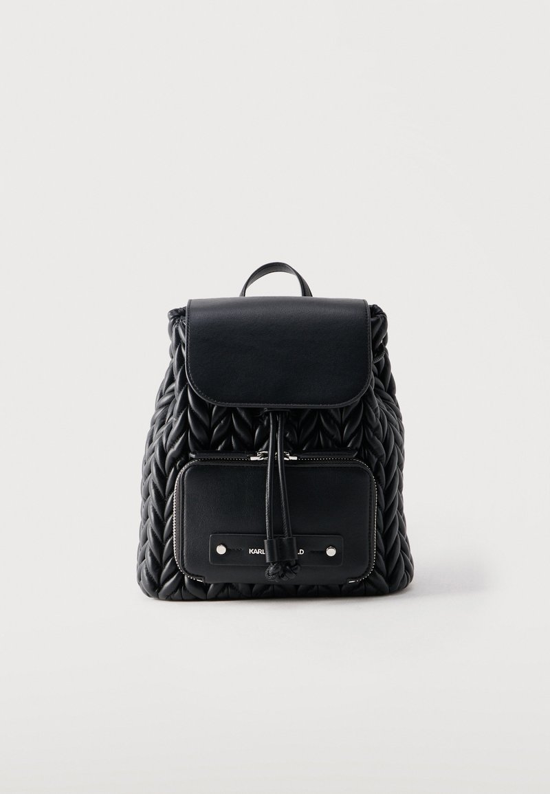 Μαύρο καπιτονέ δερμάτινο σακίδιο με εμπρόσθιο καπάκι, κλείσιμο με κορδόνι και τσέπη μπροστά με φερμουάρ σε απλό λευκό φόντο.