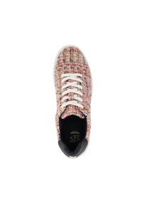 Textured sneaker in roze, rood en witte tinten met een geweven patroon, witte veters en een zwarte binnenvoering. Gouden merkdetail op de tong.