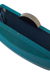 Tyrkysově modrá psaníčko z látky se zlatým a černým zapínáním, zobrazené otevřené s tmavě modrou vnitřní podšívkou a malou vnitřní kapsou.