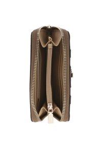 Billetera de cuero marrón con un zipper dorado, que cuenta con un compartimento central y ranuras para tarjetas, exhibiendo una textura suave y un diseño estructurado.