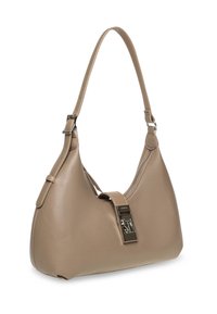 Beige leren hobo tas met een gebogen vorm, zilverkleurige hardware, een verstelbare schouderband en een ritssluiting met een opvallend metallic accent.