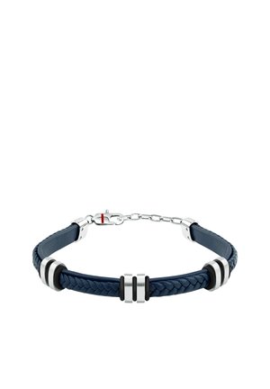 Bracciale in pelle intrecciata blu navy con tre anelli in metallo argento e nero e chiusura a catena argento con dettaglio rosso.