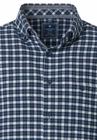 Niebieska i biała koszula w kratkę wykonana z bawełny, z kołnierzykiem na guziki, kieszenią na piersi i ciemnymi guzikami.