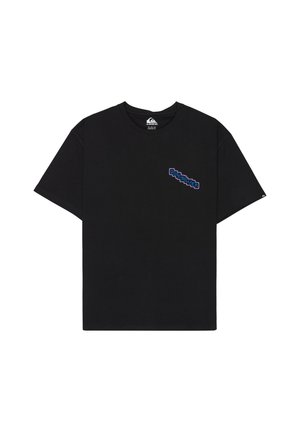 Camiseta negra Quiksilver de manga corta con un pequeño logo azul y morado en la parte superior izquierda del pecho.