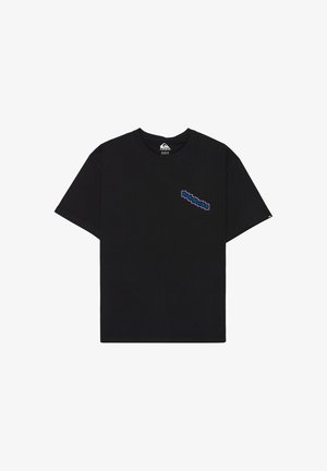 Camiseta negra Quiksilver de manga corta con un pequeño logo azul y morado en la parte superior izquierda del pecho.