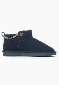 Botas de tobillo de ante azul marino con forro de piel suave, detalle de cadena lateral y suela de goma texturizada con ranuras de tracción.