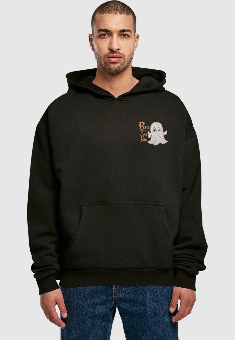 Schwarze Kapuzenjacke mit einer Fronttasche und einem Gespenst-Grafikdesign mit dem Text "Boo to You" im linken Brustbereich. Weicher Stoff und lässige Passform.