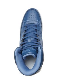 Baskets montantes bleues avec une tige en cuir perforé, une doublure en mesh texturé, des lacets plats et une semelle en caoutchouc blanche.
