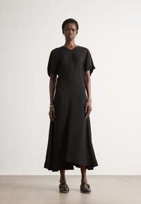Zwart midi-jurk met korte, losse mouwen en een keyhole-halsdetail. Zacht, glad materiaal met een vloeiende rok en een A-lijn vorm.