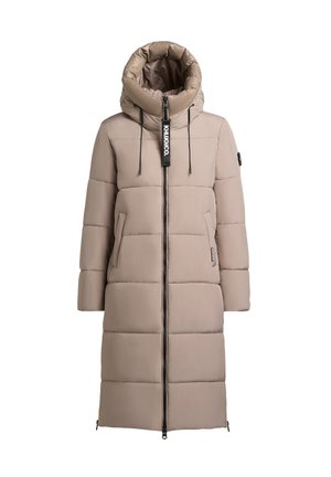 Cappotto imbottito beige con colletto alto e cappuccio regolabile. Presenta maniche lunghe, tasche laterali e una zip frontale con dettagli di branding.