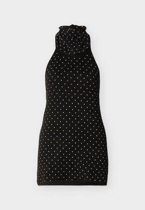 Černé šaty bez rukávů s bílými puntíky a vysokým, řaseným výstřihem, zobrazené na jednoduchém světlém pozadí.