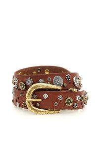 Cintura in pelle marrone decorata con borchie metalliche di varie forme, dimensioni e finiture; presenta una fibbia testurizzata oro.