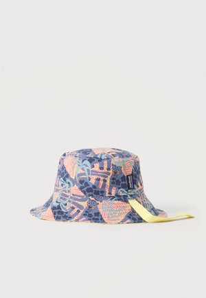 Chapeau bob avec motifs abstraits multicolores de chats en bleu, rose et jaune, avec une petite étiquette de marque noire et une boucle en tissu jaune.