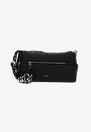 Sac matelassé noir avec ferrures argentées, doté d'une fermeture éclair et d'une bandoulière réglable à motif noir et blanc. Forme rectangulaire compacte.