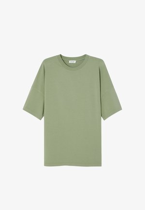 Lyhythihainen, pyöreäkaulainen t-paita vaaleanvihreästä kankaasta, jossa on rento istuvuus ja sileä pinta ilman näkyviä kuvioita tai koristeita.