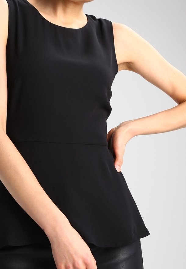 Top nero senza maniche con scollo rotondo, orlo a peplo, texture liscia e corpetto aderente. Il materiale sembra leggero e morbido.