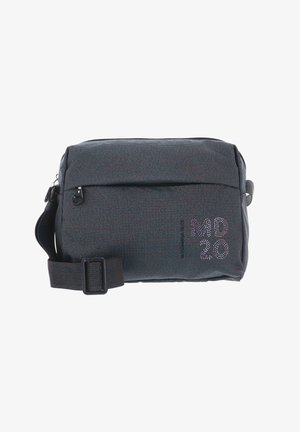 Sac bandoulière en tissu noir avec finition texturée, poche avant zippée, sangle réglable et détail logo réfléchissant "MD 20".