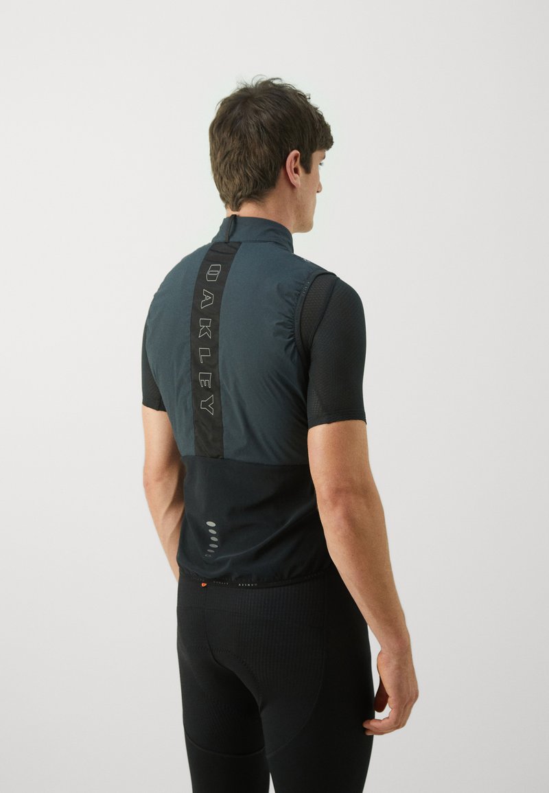 Schwarz Fahrradtrikot mit einem schlanken Design, einem Reißverschlusskragen, Ärmeln aus Netzstoff und einem auffälligen Logo auf der Rückseite. Minimalistischer Stil.