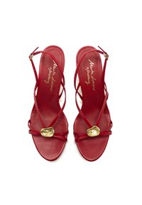 Sandalias rojas de tiras con un acabado de cuero suave. Presentan un acento dorado en la parte frontal y una correa ajustable en el tobillo para un mejor ajuste.