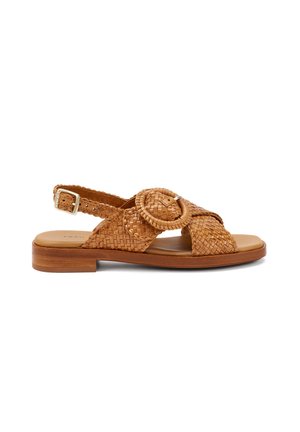 Sandalo in pelle intrecciata marrone con accentuazione a cerchio, cinturino regolabile alla caviglia, suola in legno piatta e design con punta aperta.